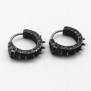 Pendientes Punk Huggie de yunnique, pendientes de aleación de zinc con forma de calavera negra, accesorios de moda unisex - Product Image 5