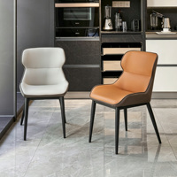Chaise de salle à manger moderne de luxe léger, chaise latérale ergonomique à dossier incurvé en cuir PU avec pieds en acier carbone