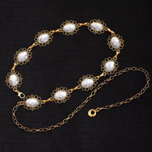 Cadena de cintura vintage de metal dorado con gemas de cristal rojo, cinturón de eslabones retro con diseño floral, accesorio de joyería para mujer - Product Image 6