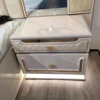 Ensemble de meubles de chambre à coucher moderne blanc avec tête de lit surélevée, cadre de lit classique de luxe pour chambre à coucher, disponible en tailles Queen et King, ensemble de luxe