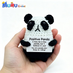 Muñeco de Ganchillo Hecho a Mano Personalizado, <span class=keywords><strong>Panda</strong></span> Amigurumi con Tarjeta Positiva, Abrazo de Bolsillo de Apoyo Emocional, Compañero de Escritorio, Regalo de Navidad - Product Image 4