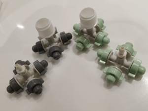 Buse de brumisation en plastique Derlin 4 voies Watersun, arroseur d'irrigation goutte à goutte, connecteur anti-goutte vert et blanc pour serre et jardin - Product Image 2
