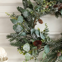 Couronnes de Noël pour porte d'entrée, guirlandes de Noël avec feuilles d'eucalyptus et cônes de pin pour décoration murale, fenêtre, hiver
