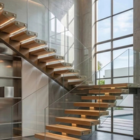 Escalier flottant intérieur sur mesure avec structure en acier invisible préfabriquée, marches en bois massif, garde-corps en verre sans cadre et éclairage LED intégré