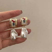 Nouvelles Boucles d'Oreilles Clous de Luxe Léger Haut de Gamme en Cuivre, Style Français, Imitation Perle Fleur Vintage Aiguille d'Argent, Tendance Niche