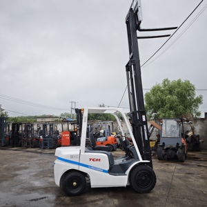 รถยกดีเซล TCM 30 มือสอง 3 ตัน เสาสามท่อน ยางตัน เครื่องยนต์อีซูซุ พร้อมระบบไฮดรอลิกย้ายล้อข้าง และเบาะนั่งคนขับ - Product Image 3