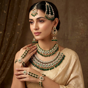 Conjunto de Collar Choker Tradicional Indio de Alta Calidad Chapado en Oro con Circones y Pendientes de Cuentas Verde Menta Maang Tika para Boda - Product Image 1