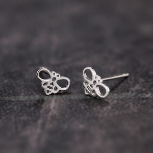Orecchini a perno mini a forma di ape cava per donna, grazioso design a insetto, gioielli alla moda per la cartilagine - Product Image 1