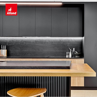 Armoire de cuisine Alland en placage de bois bicolore, style italien moderne, avec portes plates laquées noir mat et panneau d'îlot cannelé
