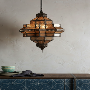 Une lanterne suspendue de conception complexe avec plusieurs niveaux de panneaux de verre à motifs projette une lumière chaude - Product Image 1