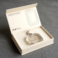 Boîte rigide magnétique personnalisée de style livre blanc pour présentation horizontale de flacon de parfum, pour emballage de parfum sur mesure