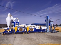 Machine de traitement des graines de sorgho avec tamis vibrant et séparation par gravité