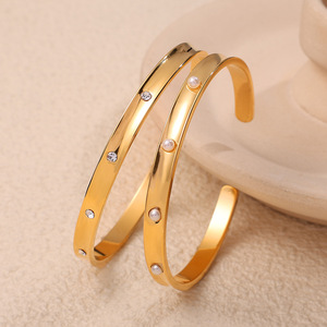 กำไลข้อมือแฟชั่น โลหะผสมสังกะสี ชุบทอง รูปทรงตัว C แบบเปิด ประดับมุกและคริสตัล ของขวัญเครื่องประดับสำหรับผู้หญิง - Product Image 1