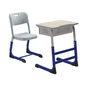 Conjunto de escritorio y silla escolar Masao, ajustable en altura, de madera, para uso en el aula. - Product Image 3