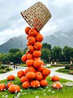 Fabrikant ondersteunt maatwerk. Fiberglass gesimuleerde groente- en fruitsculpturen voor decoratie op boerderijen en in boomgaarden.