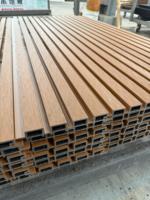 Panel de Revestimiento WPC con Aspecto de Madera, Resistente al Moho, Superimpermeable, para Fachadas Comerciales, Superficie Lisa, Probado por SGS