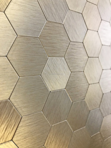 Mosaïque murale autocollante en aluminium, forme hexagonale, couleur dorée, motif brossé, pour plafond <span class=keywords><strong>de</strong></span> <span class=keywords><strong>salle</strong></span> <span class=keywords><strong>de</strong></span> <span class=keywords><strong>bain</strong></span> - Product Image 6