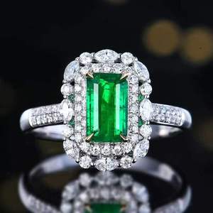 Anillo de esmeralda natural, Origen: Panjshir, Afganistán 0.75ct, oro de 18K, doble halo, media pavé con 68 piezas de diamantes naturales de 0.51ct - Product Image 1
