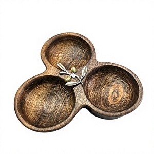 Plateau et ensemble de bols modernes en bois faits à la main pour servir des fruits secs, des noix, des chips, des amuse-gueules, du fromage lors de fêtes - Product Image 1