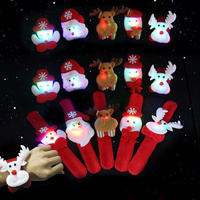Bracelet Lumineux de Noël en Peluche Père Noël avec Anneau à Claquer, Idéal pour Décorations de Poignet et Jouet Lampe