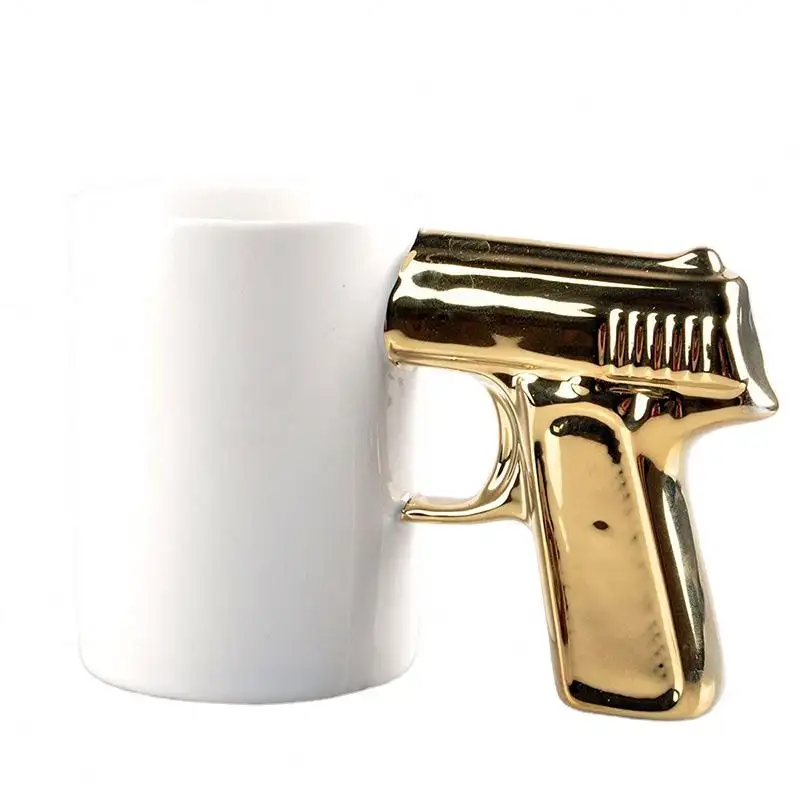 كوب ماء وقهوة من الزوجفيتس على شكل مسدس ذو مقبض من السيراميك باللون الأبيض والأسود وهو كوب حليب وشاي بسيط ومبتكر