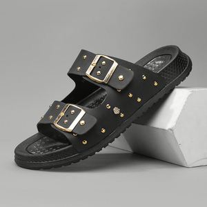 Sandales noires en PVC à enfiler avec boucles et clous dorés, bout ouvert, semelle extérieure en caoutchouc antidérapante, chaussures d'été pour hommes - Product Image 1