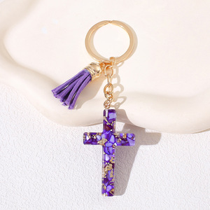 Vente en gros usine Nouveau style Européen/Américain Pendentif Cœur Croix en Résine Époxy Porte-clés Breloque pour Sac à Dos Femme Modèle Y053 - Product Image 4