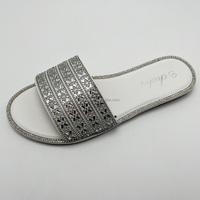 Prix bon marché d'usine, chaussures et sandales pour femmes à conception diamantée et semelle antidérapante, vente en gros de pantoufles plates