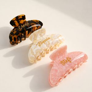 Pinza de Pelo de Acetato Grabada Personalizada - Regalo para Damas de Honor y Despedidas de Soltera con Diseño de Concha Francesa - Product Image 1