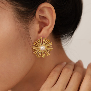 ต่างหูดอกแดนดิไลออนสแตนเลสสตีลเคลือบทอง 18K PVD ประดับมุกตรงกลาง |   เครื่องประดับแฟชั่นผู้หญิงสุดฮิต ป้องกันการแพ้และไม่ซีดจาง - Product Image 2