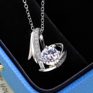Collana con Ciondolo a Cuore per Donna, Elegante Catena in Tono Argento, Gioiello Romantico per Uso Quotidiano - Product Image 1