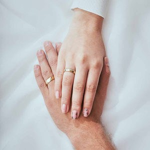 สลักเลเซอร์โลโก้ฟรี แหวนคู่สแตนเลสสตีล 316 ชุบทอง 18K PVD สำหรับงานหมั้น งานแต่งงาน แหวนนิรันดร์ - Product Image 5