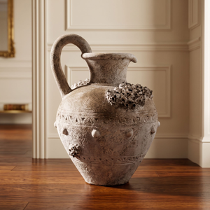 Jarrón de cerámica para suelo con una textura de arcilla intrincada similar a la de un bárcano, que aporta un encanto atemporal y una elegancia natural a cualquier habitación. - Product Image 2