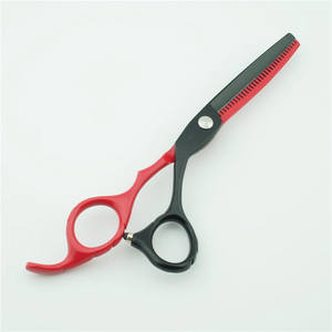กรรไกรตัดผมมืออาชีพ สแตนเลส ใบมีดคม ด้ามยาว สีแดงดำ กรรไกรตัดผมแบบแบน สำหรับช่างทำผม - Product Image 2
