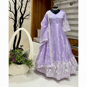 Vestido XL de diseñador: conjunto de fondo y Dupatta con bordado de hilo - Product Image 1