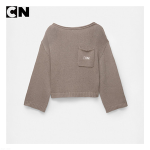 Usine de fabrication de pulls certifiée BSCI, logo personnalisé, pull en coton et polyester pour femmes, col large, tricoté, avec poche - Product Image 4