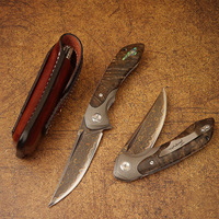 NEWOOTZ Couteau pliant vintage à faible MOQ, finition délavée, lame VG10 en cuivre damas, manche en titane+bois+coquille, étui en cuir