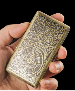 Lussuosa Scatola Portasigarette Retrò in Metallo, Portatabacco in Bronzo con Incisioni in Rame, Regalo per Fumatori Uomo e Donna con Confezione - Product Image 2