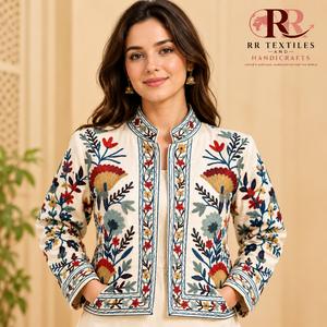 Chaqueta de algodón acolchada de terciopelo tejida a mano con bordado Suzani para mujer |   Estilo Bohemio Invernal, Floral, Vintage, Étnico, Diseño Indio - Product Image 4