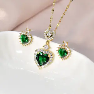 Conjunto de colar em forma de coração feminino, colar com pingente incrustado de zircônia verde, design de nicho titânio aço não cai