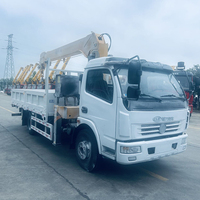 Grue de camion Dongfeng à châssis standard d'exportation, 7 tonnes, 5 sections, bras télescopique à grande hauteur de levage pour les marchés étrangers