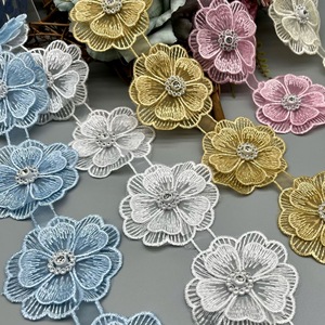 Murah grosir warna dapat disesuaikan bunga 3D desain mewah baru <span class=keywords><strong>Organza</strong></span> renda berlian imitasi kristal Trim untuk pakaian