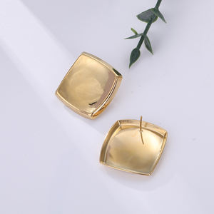 Boucles d'oreilles créoles tendance de haute qualité en acier inoxydable plaqué or avec motif floral personnalisé, design creux, ensemble de bijoux imperméable pour les fêtes - Product Image 4