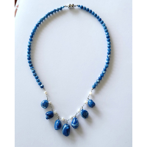 Collar de Cuentas Largo y Grande de Color Azul Vibrante con Conchas Marinas, Material Decorativo Tradicional, Venta al por Mayor - Product Image 1