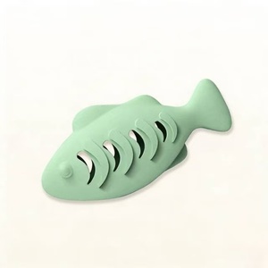 ของเล่นแมวรูปปลาแบบขายส่ง ปรับแต่งได้ พร้อมลูกบอลมิ้นท์ ของเล่นสัตว์เลี้ยงแบบอินเทอร์แอคทีฟ ช่วยทำความสะอาดฟัน และของเล่นสำหรับเลีย - Product Image 1