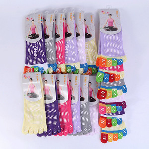 Calcetines tobilleros antideslizantes para yoga con cinco dedos y parte inferior de látex de algodón transpirable - Product Image 4