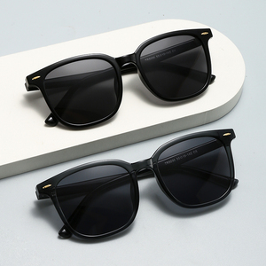 Lunettes de soleil unisexes élégantes avec logo personnalisé, polarisées, monture intégrale, design rectangulaire tendance, caractéristiques confortables, pour les voyages quotidiens - Product Image 4