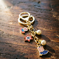 Porte-clés Émail Patriotique USA Noble avec Breloques Chapeau Uncle Sam, Étoile, Botte de Cowboy et Perle, Fermoir Mousqueton, Pendentif de Sac