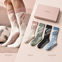 Chaussettes de football antidérapantes personnalisées en jacquard, crème, rose pâle, noir, avec motifs, pour terrain de football, ajustement sécurisé, production en gros, révision des illustrations, calibrage des tailles