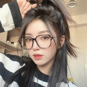 แว่นตาป้องกันแสงสีฟ้ากรอบพีซีทรงไม่สมมาตรสำหรับผู้หญิง Qianai รุ่น S2-6183 พร้อมขาแว่นโค้งสำหรับอ่านหนังสือ - Product Image 3